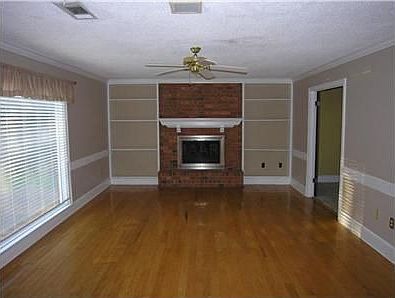 3rd image of 2047 N Bridge Dr