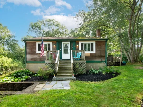 32 4th Ave, Halifax, MA 02338