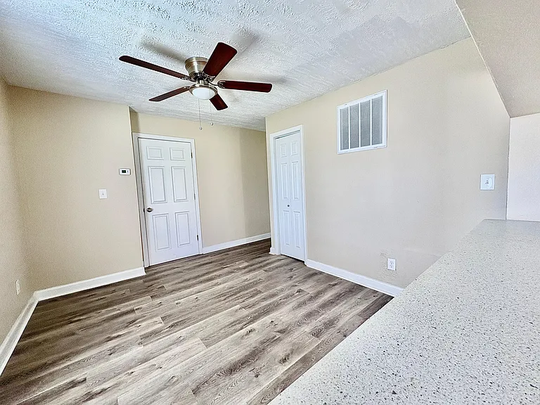 5614 S Main St #3 — Photo 8