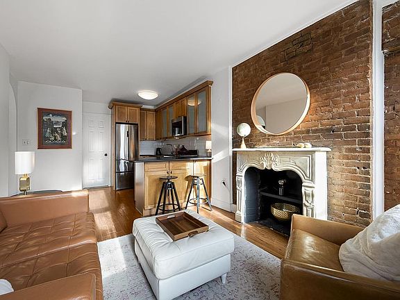 3rd image of 504 E 6th St APT 5