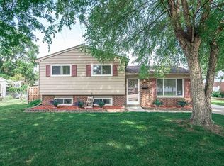 10097 Woodlawn St, Taylor, MI 48180
