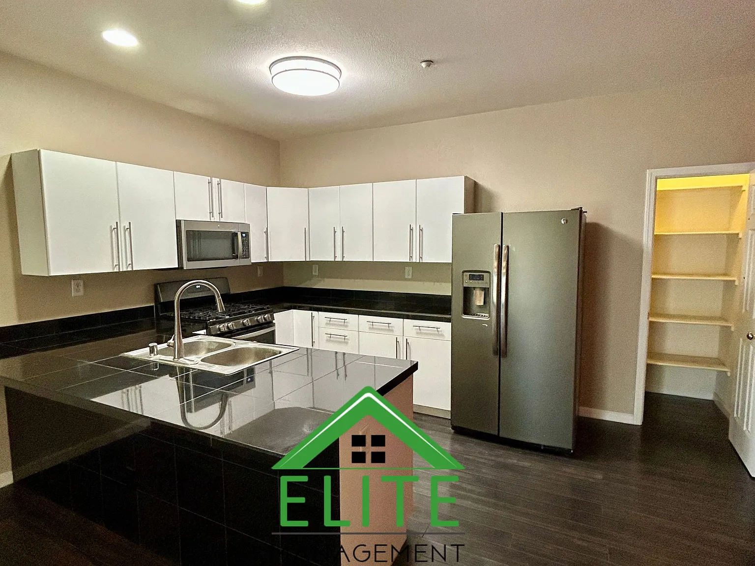 3 bed, 1426 sqft, $2,700 — Photo 2