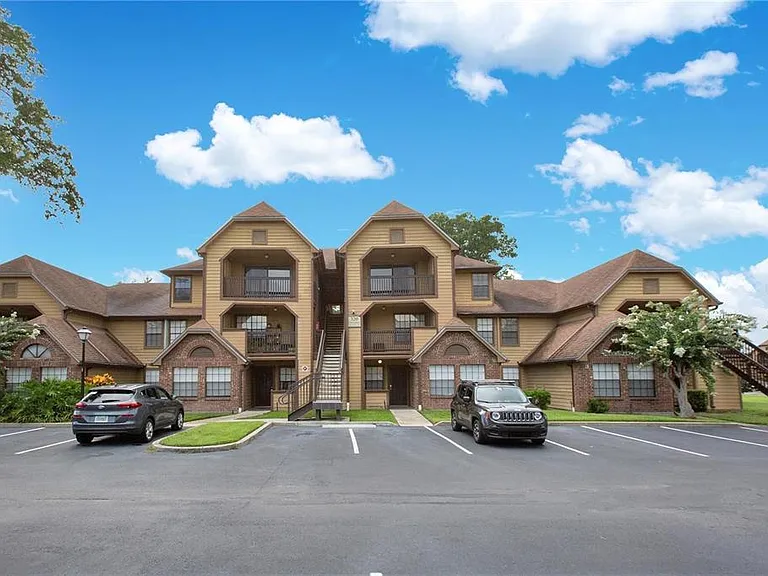 320 Black Oak Ct #207 — Photo 1