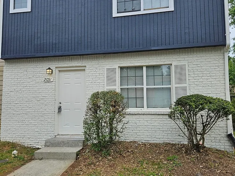 2051 Lenoa Ln — Photo 1