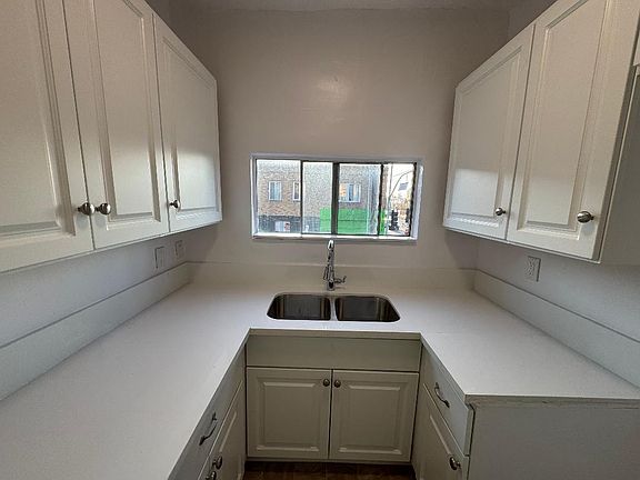 3rd image of 2630 W Jefferson Blvd #1