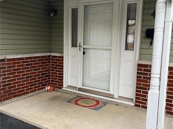 3rd image of 410 Crestgrove Ave