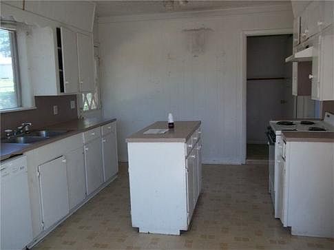 5th image of 211 W Elm Creek Dr