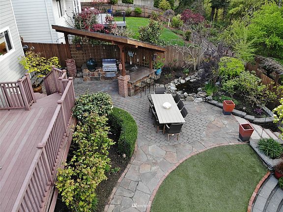 Outdoor kitchen, water feature w/ Koi pond!