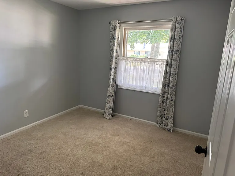 209 W Royal Dr — Photo 10
