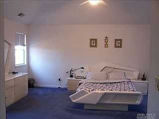 5th image of 12 Crest Hollow Ln