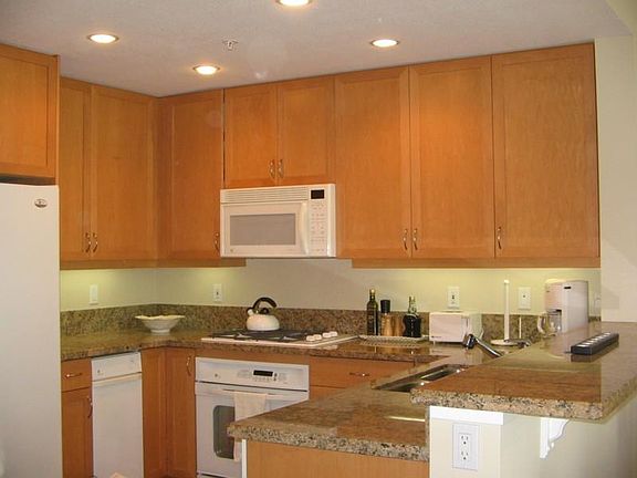 4th image of 850 Beech St Unit 405