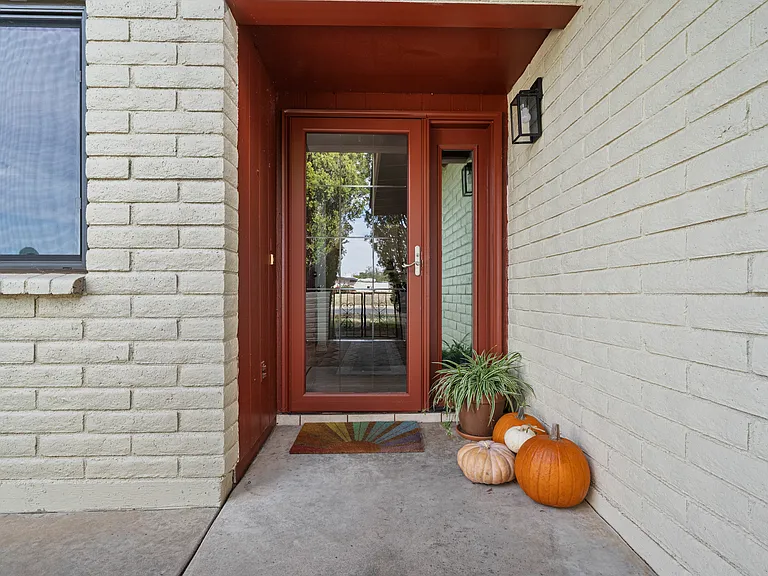 1398 Heather Dr — Photo 3