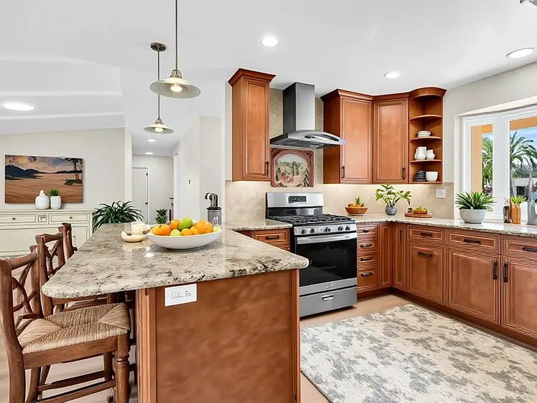 6246 Decanture St — Photo 3