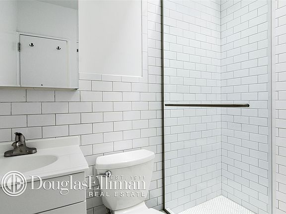 5th image of 212 E 9th St APT 3