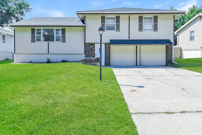3 bed, 2.0 bath, 1977 sqft, $2,095 — Photo 1
