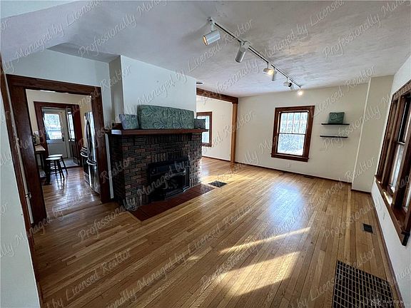 3rd image of 139 E Davis St