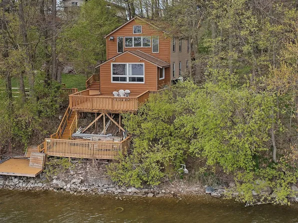 135 Cora Ave, Fox Lake, IL 60020