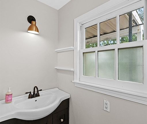 4th image of 18 Bennett St #2