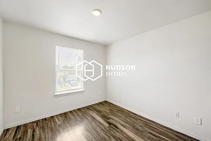 7839 Sandy St — Photo 6