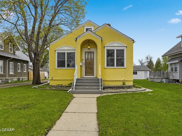 211 Fenton Ave, Grand Forks, ND 58203