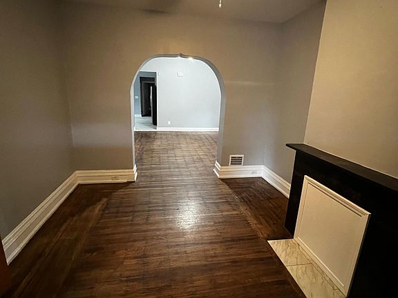 2nd image of 801 Columbus Pkwy #1