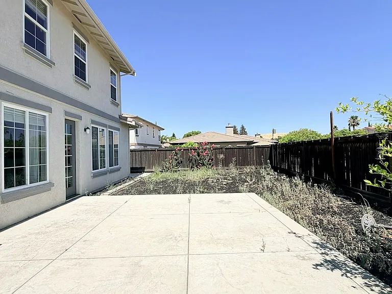 850 Monterey Ct — Photo 33