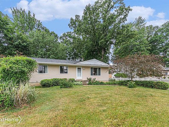 3rd image of 5465 Meadowcrest Dr