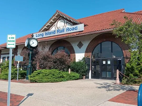 (undisclosed Address), Long Beach, NY 11561