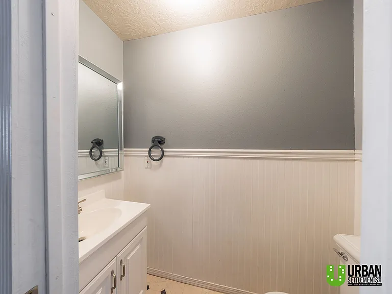 3216 E 29th Ave — Photo 8