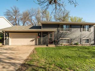 2100 E Tracy Ln, Sioux Falls, SD 57103