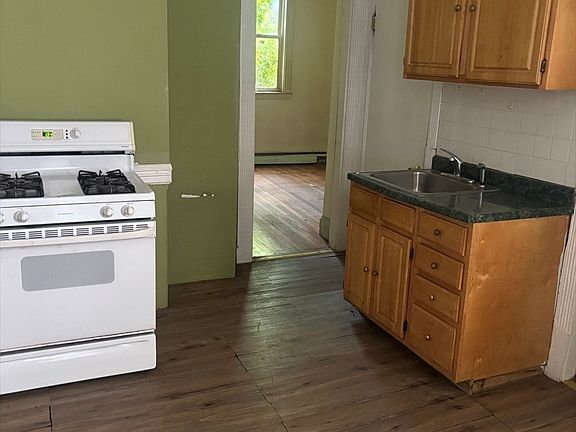 4th image of 31 Lawrence Ave