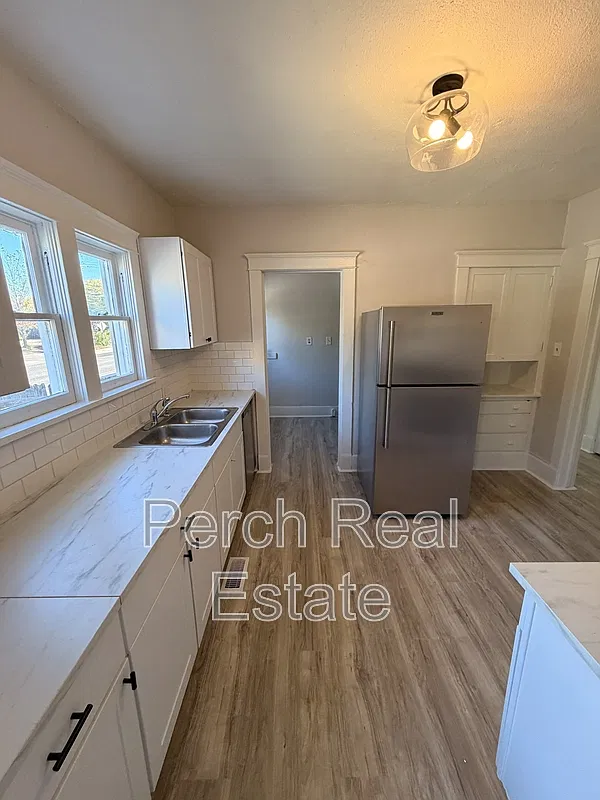 3 bed, 1.0 bath, 1912 sqft, $2,350 — Photo 4