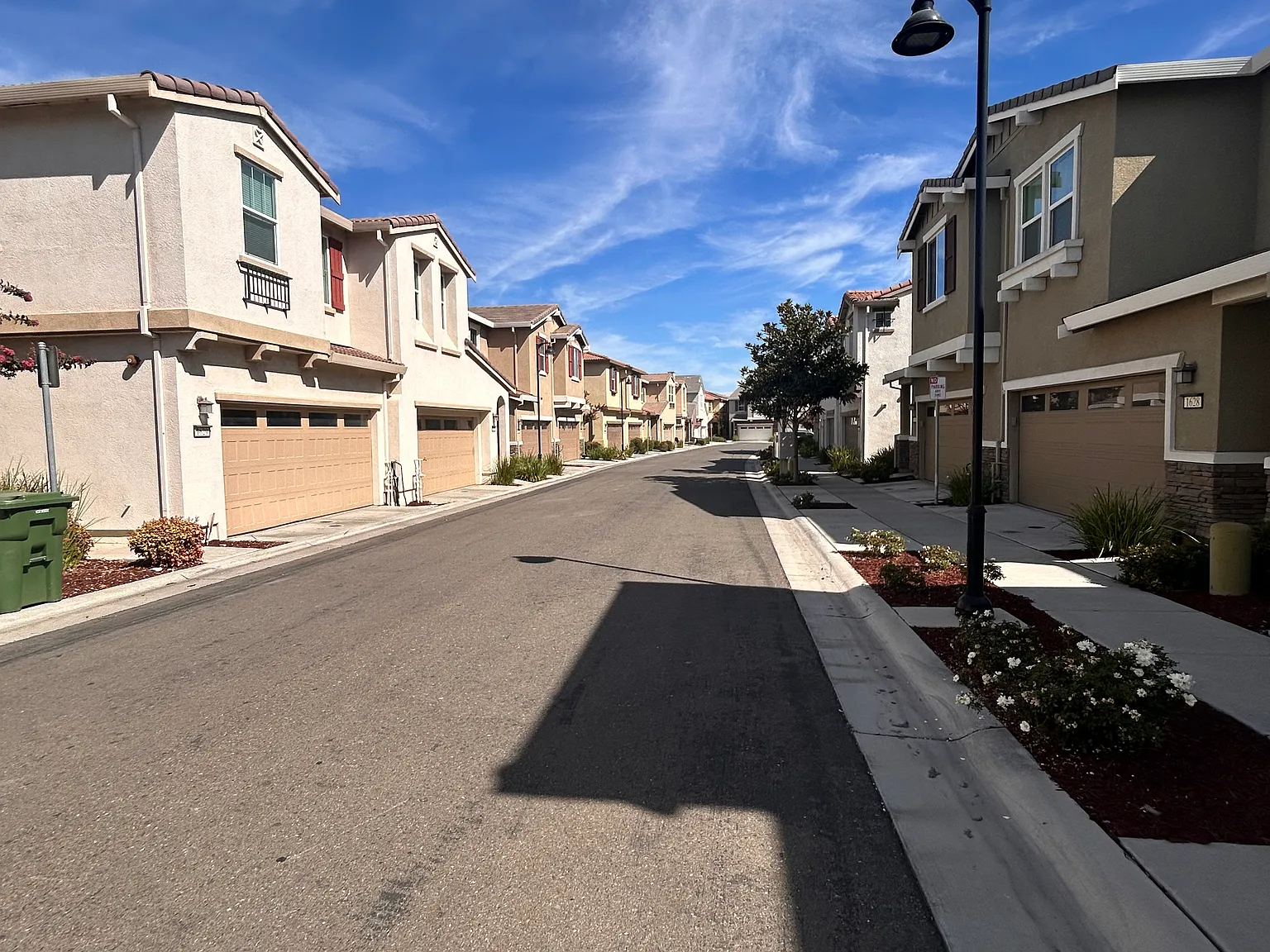 3 bed, 2.5 bath, 1909 sqft, $3,200 — Photo 3
