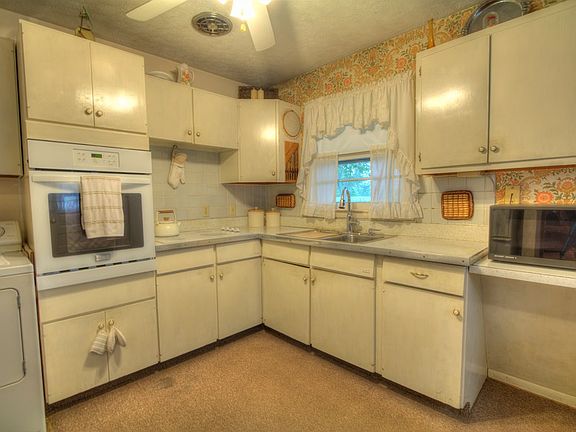 4th image of 381 Franconia Ave