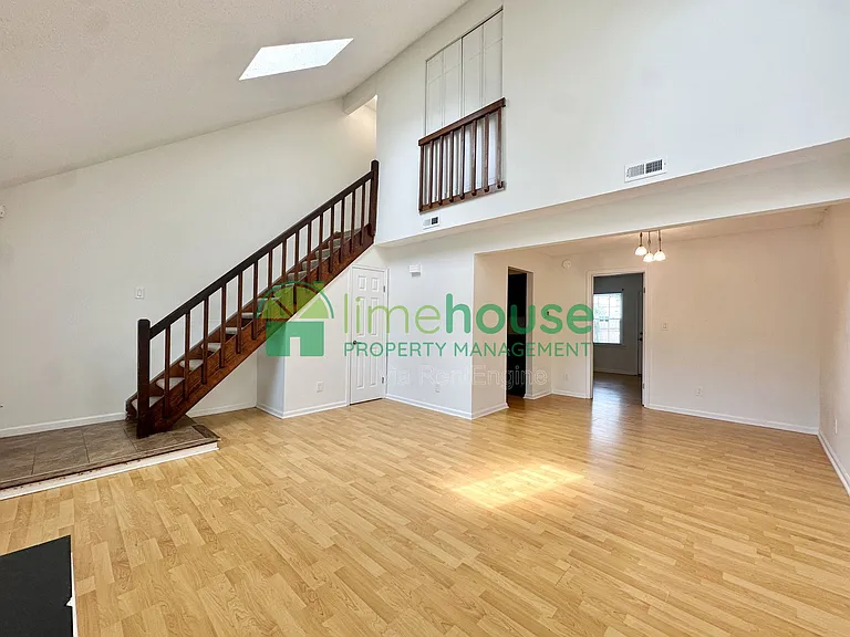 3207 Creekside Dr — Photo 3