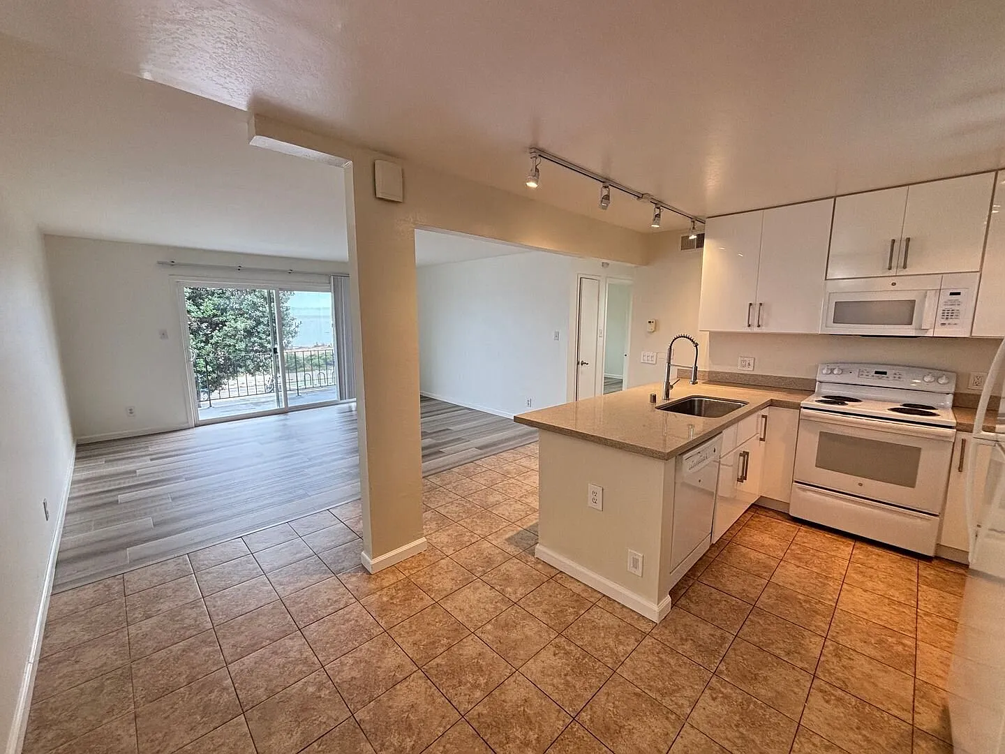 1701 Shoreline Drive — Photo 2