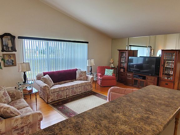 5th image of 6867 Geneva Dr
