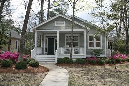 Charming Bungalow with rocking-chair porches