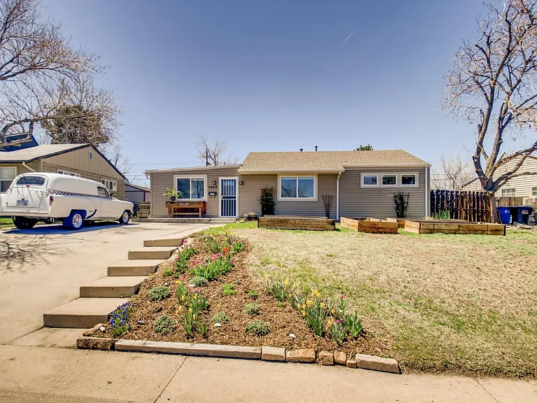 2605 S Hooker St — Photo 1