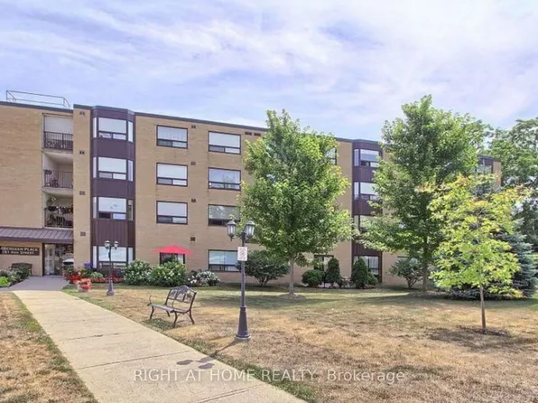 41 Ash St #402, Uxbridge, ON L9P 1E2