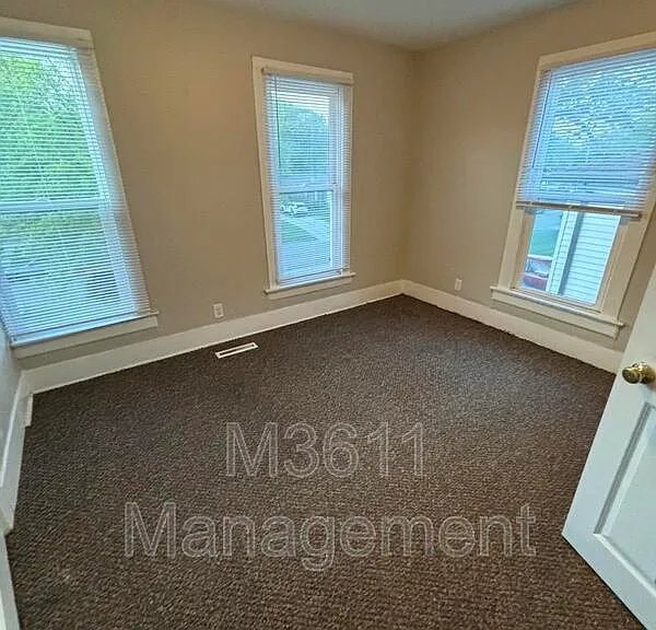 911 Washington St #3 — Photo 5