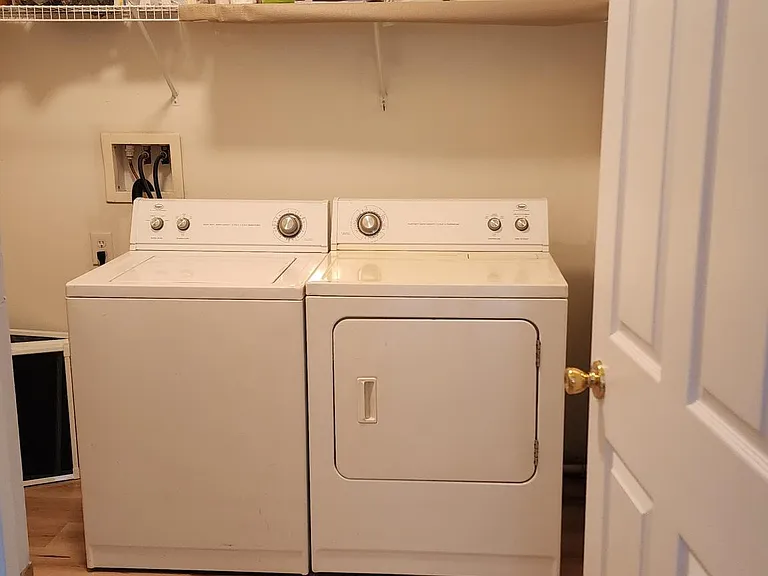 124 Sandridge Ct — Photo 6