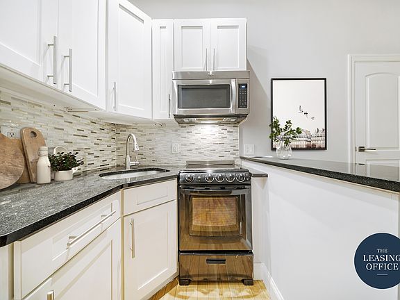 3rd image of 211 W 53rd St APT 4A