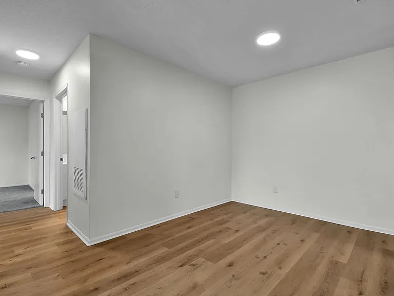 Coventry Apartments — Photo 8