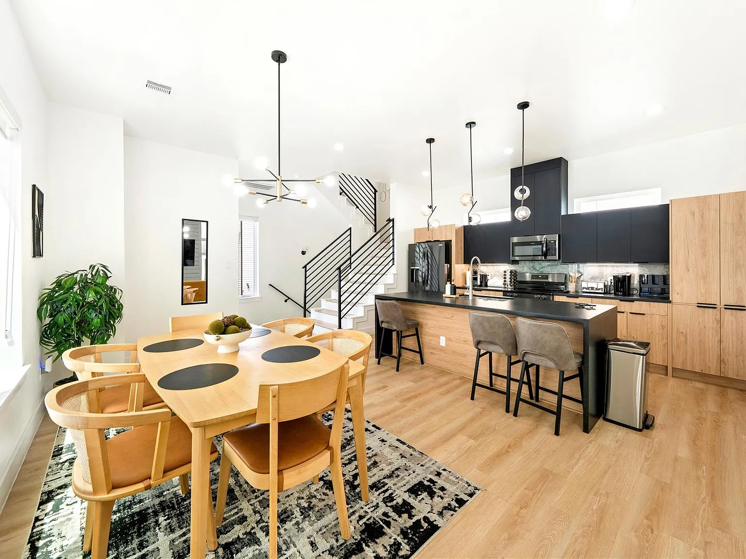 3 bed, 3.5 bath, 2455 sqft, $2,899 — Photo 3