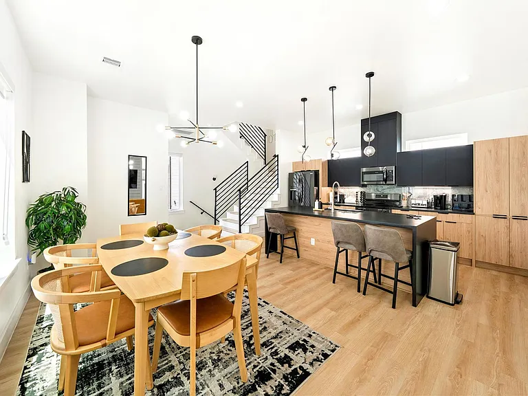 3008 Delano St — Photo 3