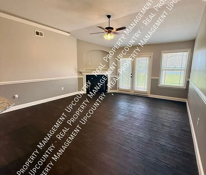 747 Shelburne Ln — Photo 4
