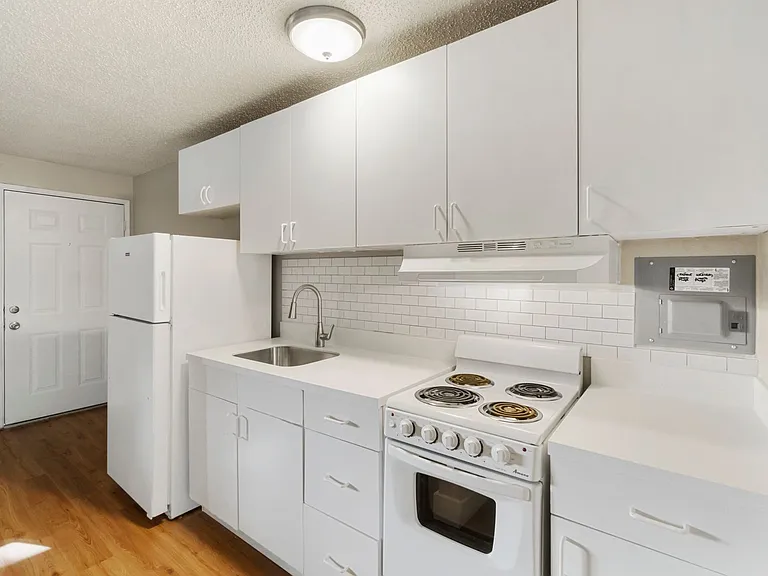 Lilly Apartments — Photo 15
