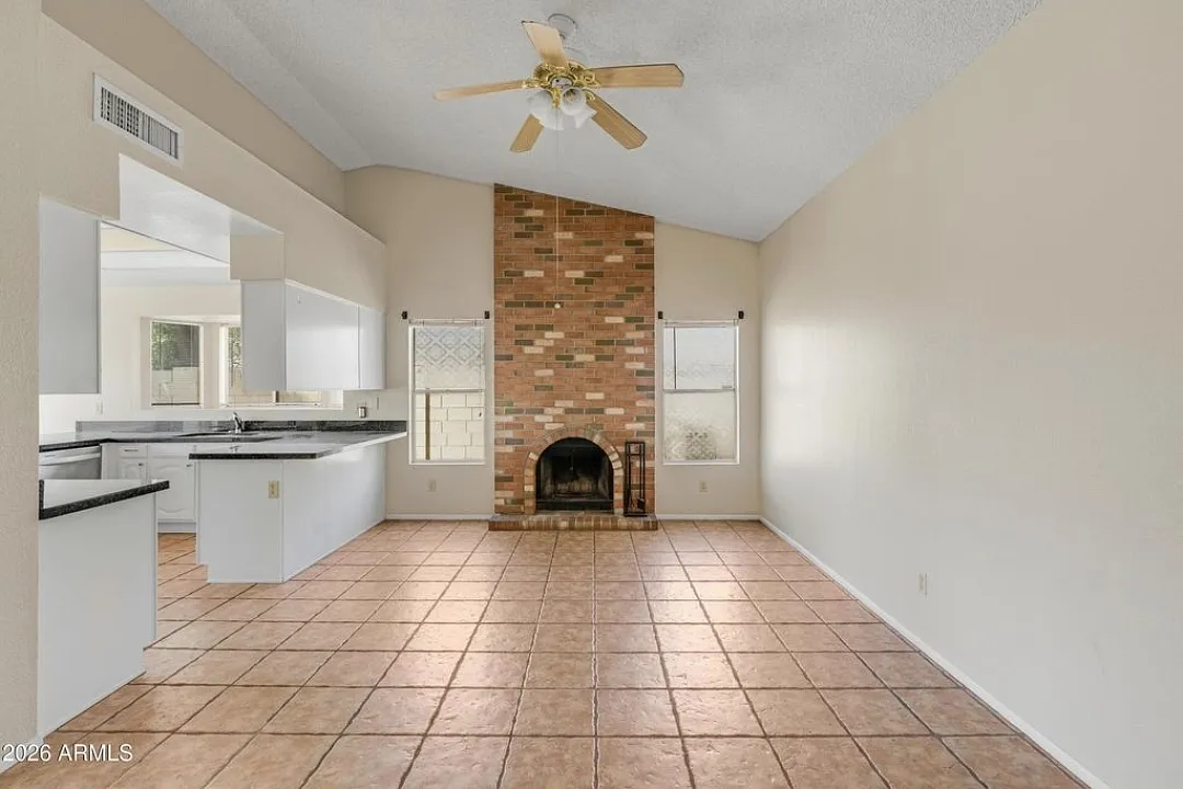 4 bed, 1925 sqft, $2,400 — Photo 4