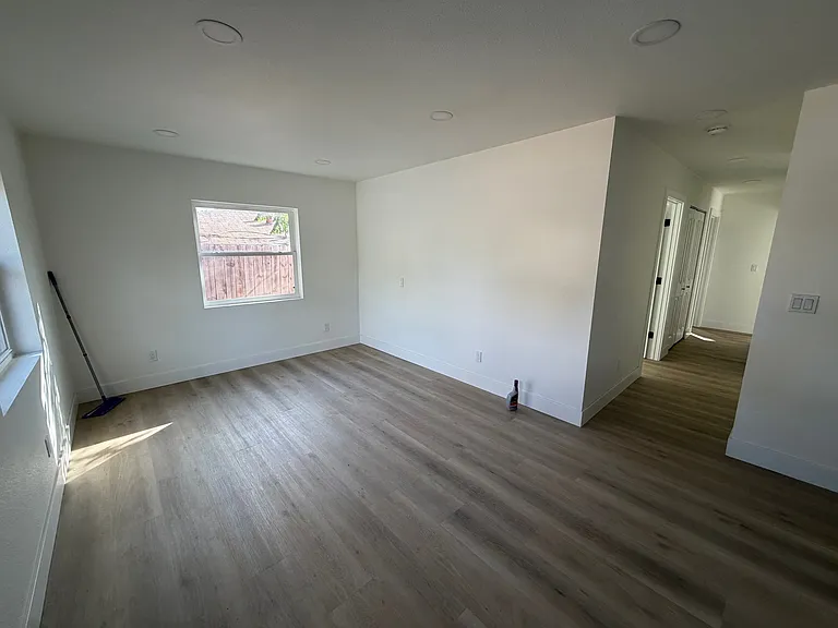 957 W 9th Ave — Photo 6
